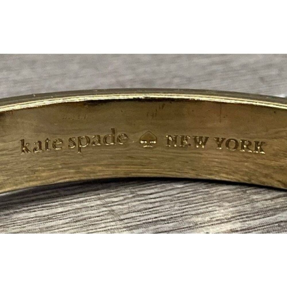 EUC Kate Spade Cream Enamel Spade Punch Hinged Bangle Bracelet Gold-Tone size 7 - Picture 4 of 6